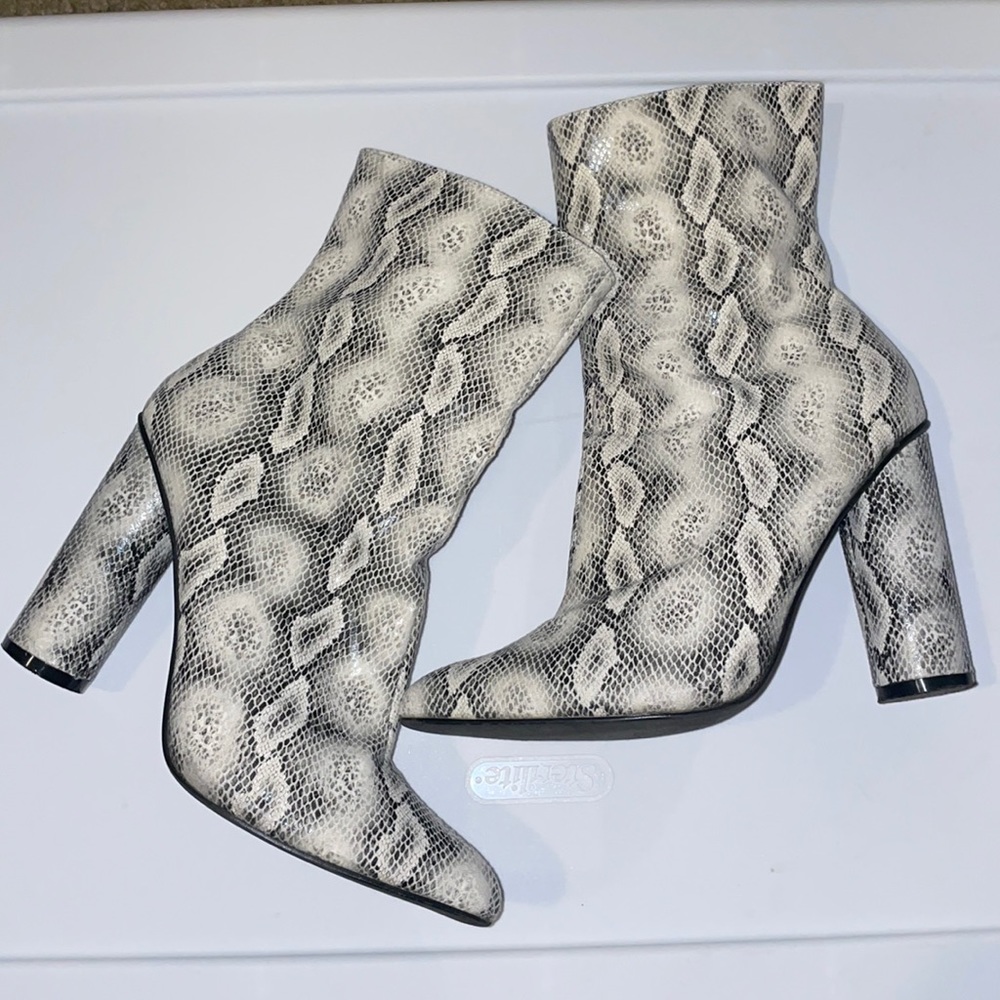 FASHION NOVA BLACK & WHITE SNAKE SKIN BOOTS SZ 10